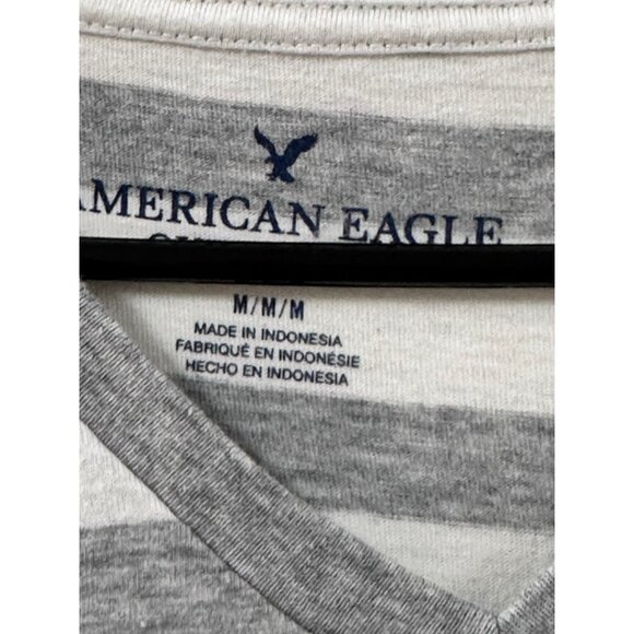 🌸3/$15🌸Gray and White Striped American Eagle V-Neck T-shirt sz Medium - Picture 3 of 4